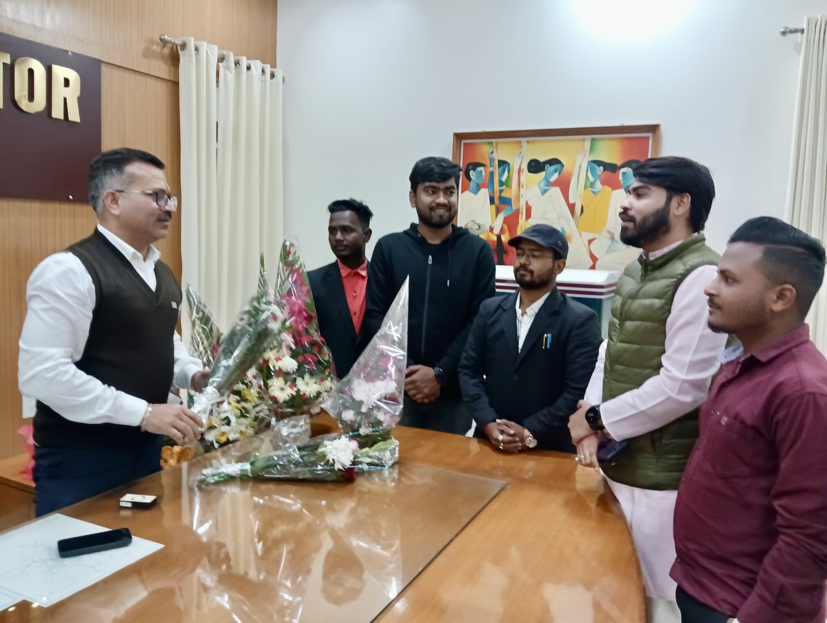 RachitMishra__'s tweet photo. जिले के नवनियुक्त कलेक्टर 'भोस्कर विलास संदीपान सर' से सादर मुलाकात कर उन्हें पुष्पगुच्छ भेंट कर जिले में पदभार ग्रहण हेतु बधाई दिया। अपने संघ से जुड़े कार्यों के बारे में बताया एवं शहर के कुछ अहम मुद्दों पर चर्चाएं भी हुईं।💐

@SurgujaDist @DPRChhattisgarh https://t.co/Fq0wXi400H