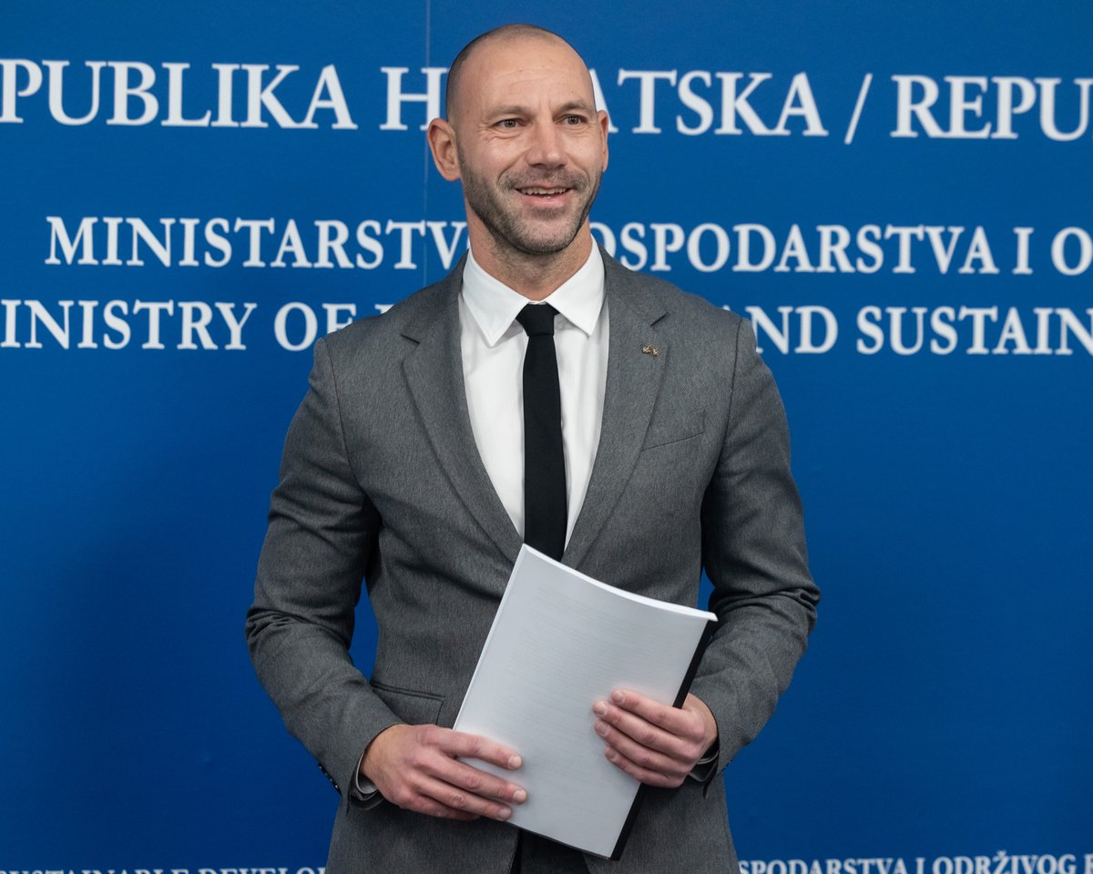 VladaRH tweet picture