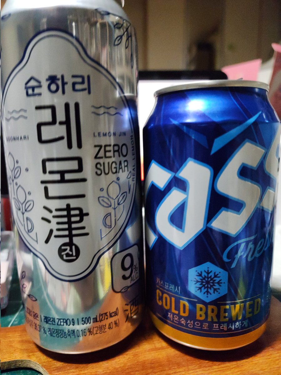 Farrellbts's tweet photo. 아들 졸업식하고 나혼자 축하~ 아들은 맥주 두모금 마시고 절레절레~ 나혼자 다  마시고 새로 따서 마시고 라면까지...🤣🤣🤣
아들~ 고3년 고생했고 대학합격 축하해! 고맙고 사랑한다!🥰🥰🥰 https://t.co/j7F83VZpW8