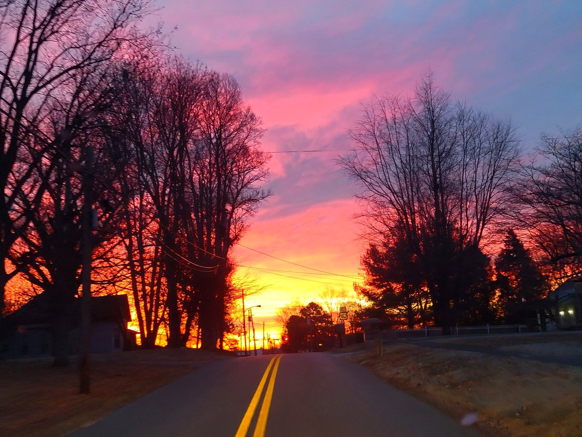 @RonanRhodes Sky was on fire this morning! Corydon, Ky