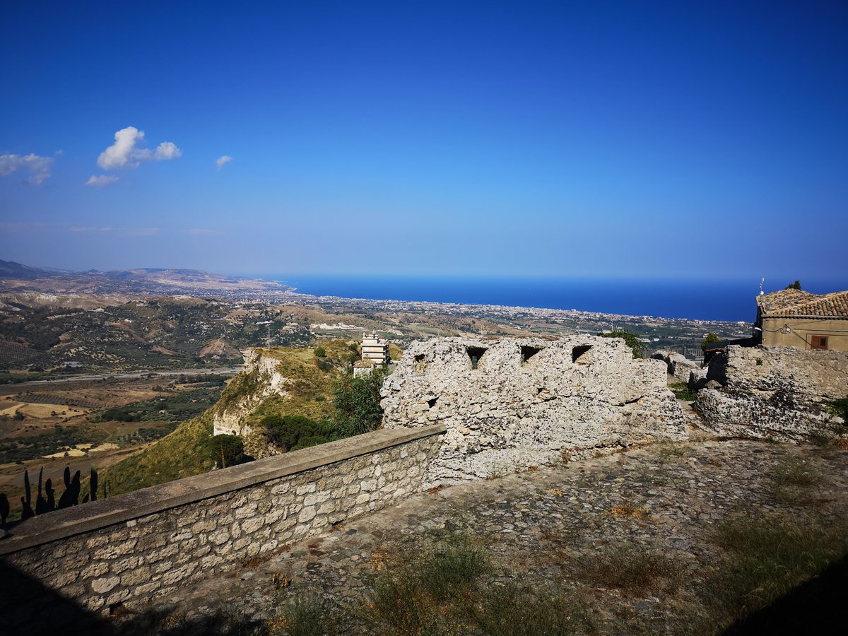 ExploreGerace's tweet photo. Per iniziare al meglio questo 2024 vi serve un po' d'ispirazione? A volte basta affacciarsi per trovare una vista che ispira, appassiona e... toglie il fiato 🌬

Scopri il nostro territorio, grazie a Gerace Borgo Smart!
.
.
#geraceborgosmart #exploregerace #innovazione #turismo https://t.co/A86jqrAVph