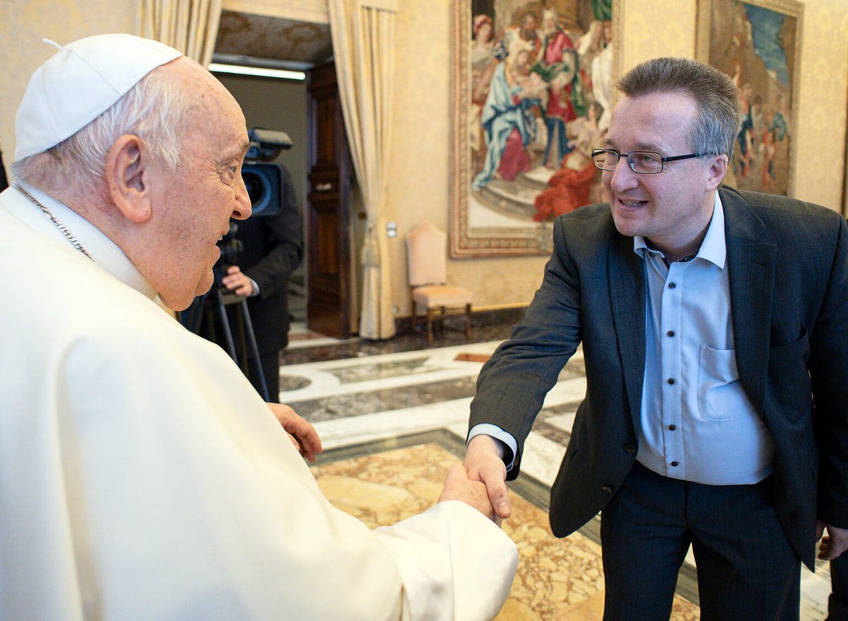 Begegnung mit <a href="/Pontifex_de/">Papst Leo XIV</a> bei der Audienz zum 75- jährigen Bestehen der <a href="/GKPde/">GKP</a> am 04.01.2024. Für <a href="/kath_de/">kath_de</a> war auch ich im Vatikan dabei. Fotocredit: Vatican Media