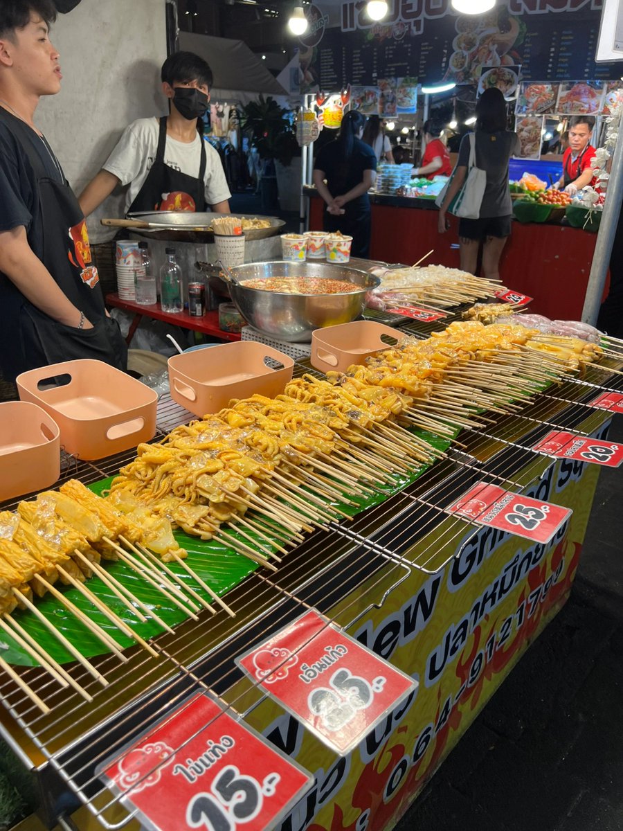 Funky662's tweet photo. the street ratchada night market https://t.co/SvEKLaO0NU