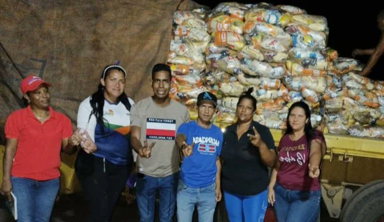 desdebolivar_'s tweet photo. #EnBolívar || En el despacho de #CombosCLAP en el mcpio. Bolivariano de Angostura, se beneficiaron 4.066 familias de la pquia. San Francisco.
#PuebloLegisladorDePaz
@NicolasMaduro @LealTelleria @MinAlimenVen https://t.co/E3c5dz8Fff