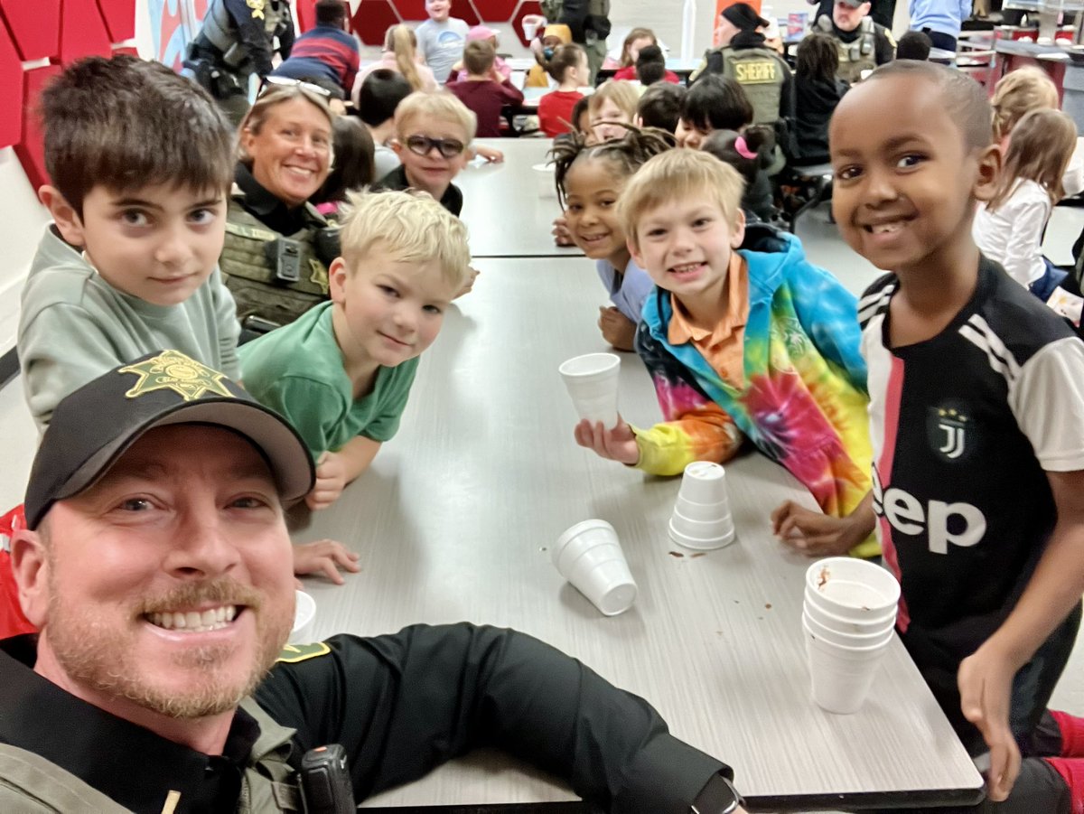 ScottArcher95's tweet photo. Always a fun and rewarding experience ‘Cocoa with a Cop’. @SheriffClayCo along with the @NKCSchools Chouteau Elementary kiddos made for a great start to a Friday!!  #bestjobever https://t.co/5h9zJMdwJB