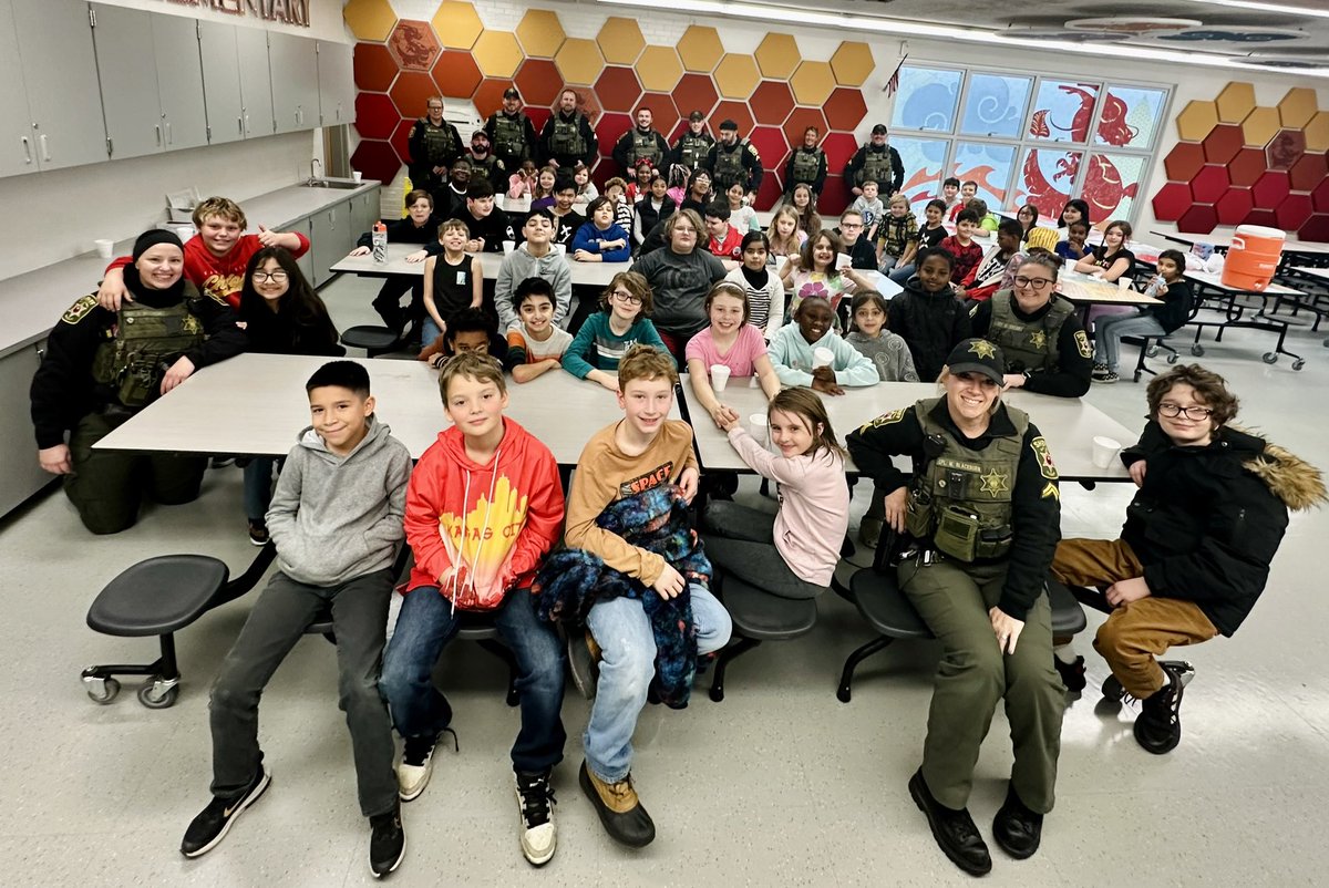 ScottArcher95's tweet photo. Always a fun and rewarding experience ‘Cocoa with a Cop’. @SheriffClayCo along with the @NKCSchools Chouteau Elementary kiddos made for a great start to a Friday!!  #bestjobever https://t.co/5h9zJMdwJB