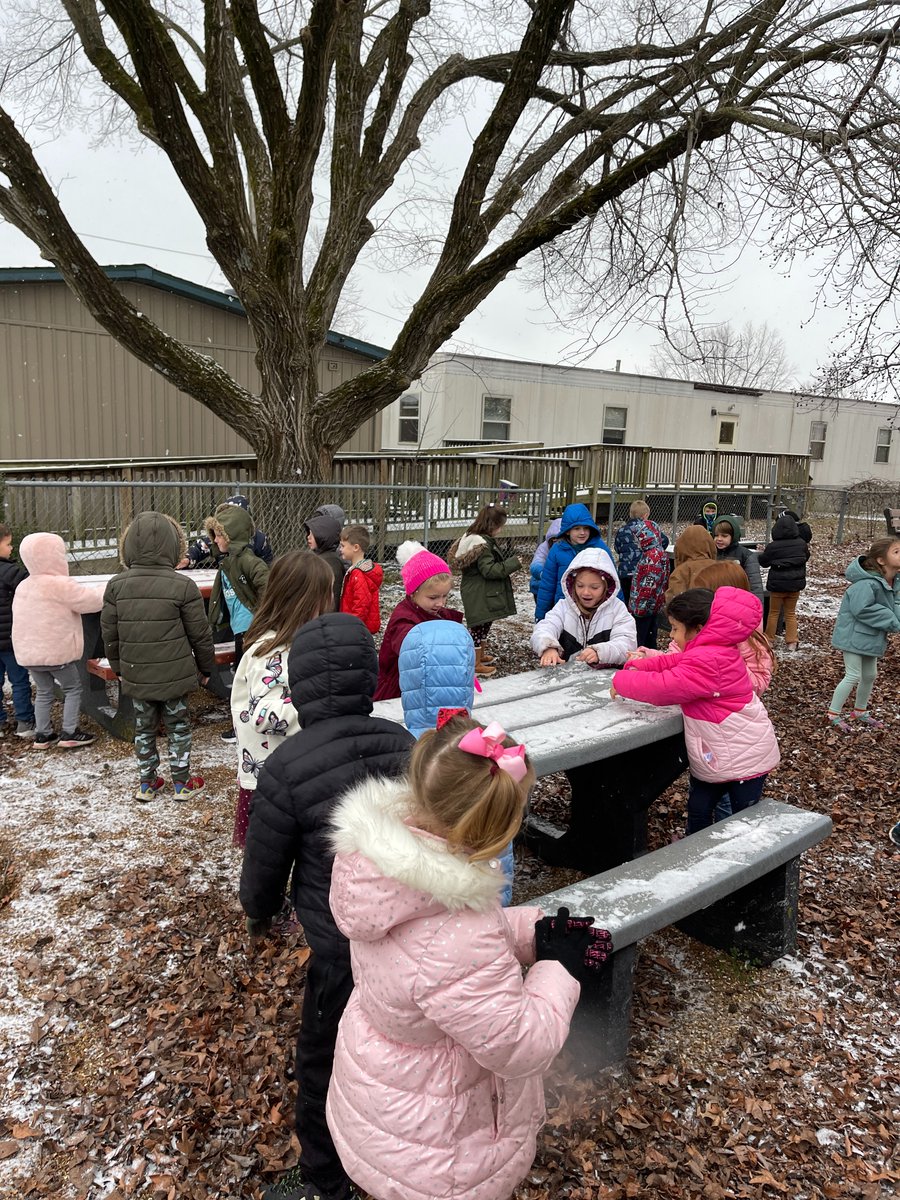 jtsdnixa's tweet photo. Did you know that all snowflakes have 6 sides?
Students went outside to catch snowflakes on black paper to explore, observe, and make wonders about the changing weather. ❄☃ #STEAMazing https://t.co/m050Gwqahr