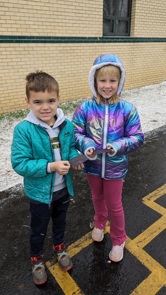 jtsdnixa's tweet photo. Did you know that all snowflakes have 6 sides?
Students went outside to catch snowflakes on black paper to explore, observe, and make wonders about the changing weather. ❄☃ #STEAMazing https://t.co/m050Gwqahr