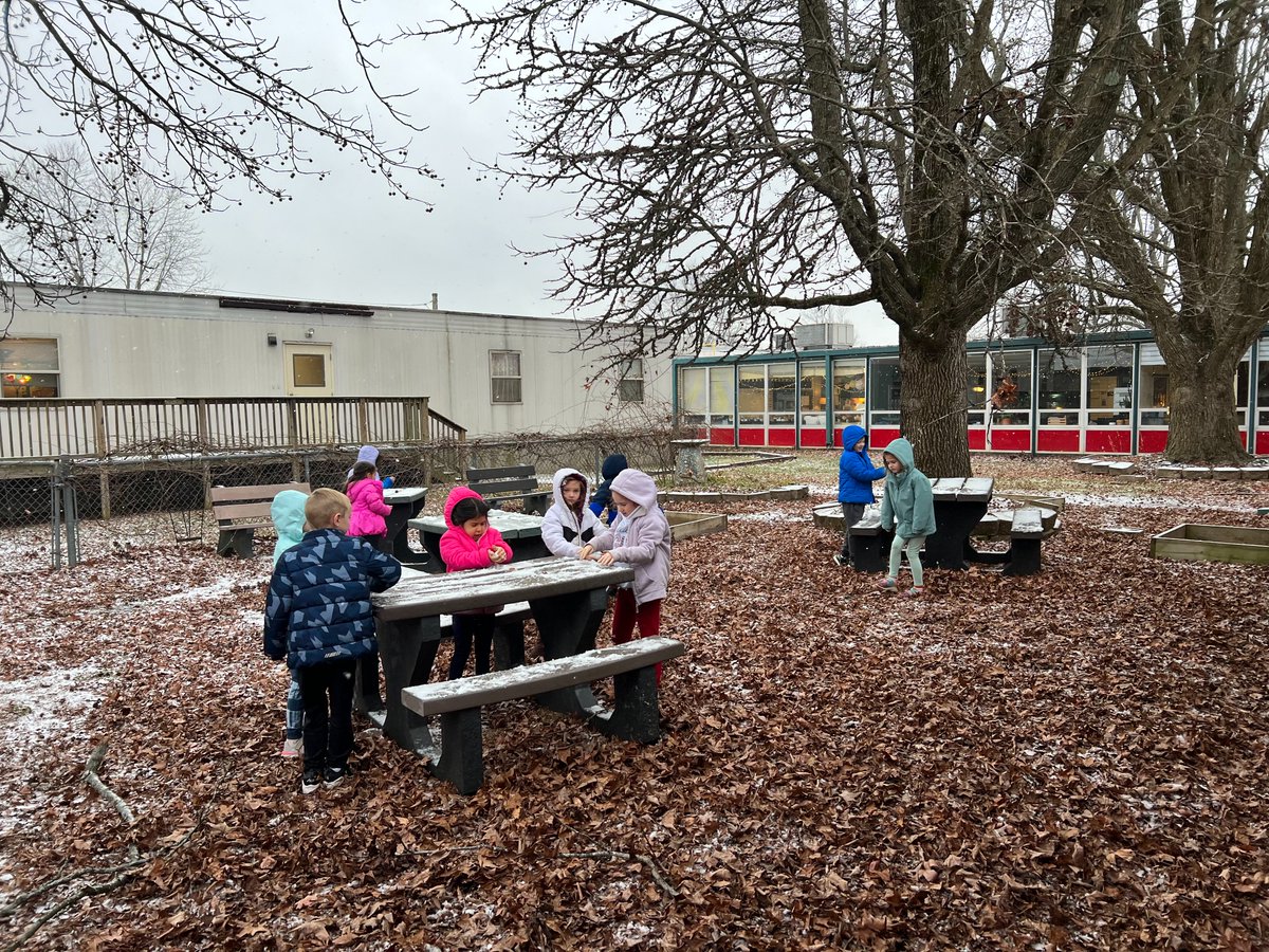 jtsdnixa's tweet photo. Did you know that all snowflakes have 6 sides?
Students went outside to catch snowflakes on black paper to explore, observe, and make wonders about the changing weather. ❄☃ #STEAMazing https://t.co/m050Gwqahr