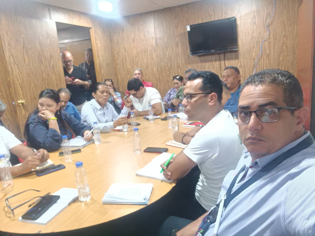 SomosUnem's tweet photo. #Entérate 📣|| La #UNEM y las #UTGU de diversos estados del país dicen presentes este #5Ene en la reunión del #CEGU para el lanzamiento de la Misión Venezuela Mujer en el vértice 2.
¡Seguimos avanzando al futuro!
#PuebloLegisladorDePaz
@NicolasMaduro
@_LaAvanzadora
@MPPEDUCACION https://t.co/fBVp4z6pND