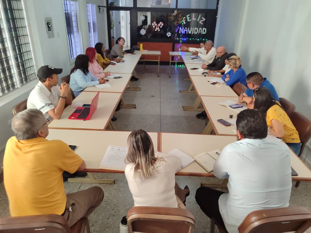 SomosUnem's tweet photo. #Entérate 📣|| La #UNEM y las #UTGU de diversos estados del país dicen presentes este #5Ene en la reunión del #CEGU para el lanzamiento de la Misión Venezuela Mujer en el vértice 2.
¡Seguimos avanzando al futuro!
#PuebloLegisladorDePaz
@NicolasMaduro
@_LaAvanzadora
@MPPEDUCACION https://t.co/fBVp4z6pND