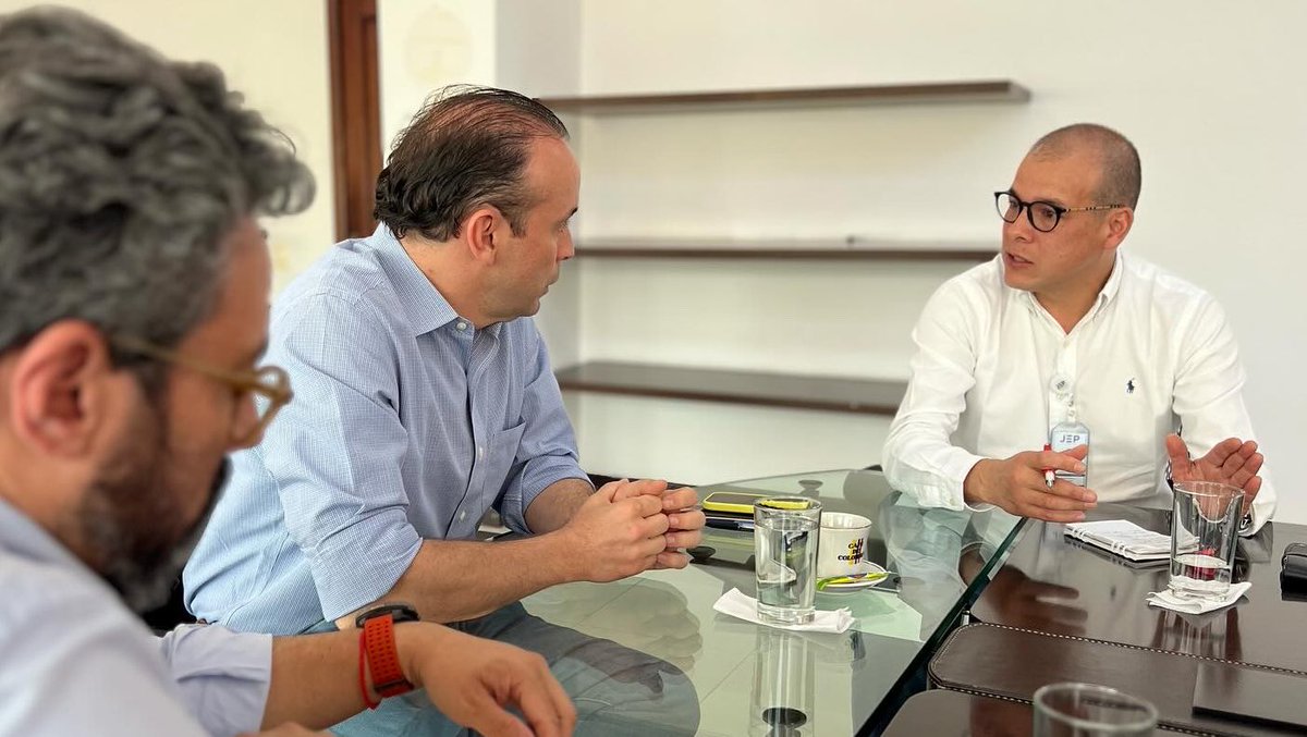 alejoeder's tweet photo. Primera reunión estratégica con @JEP_Colombia

Hablamos con el fiscal delegado Pablo González, sobre las oportunidades para liderar de manera ejemplar desde la @AlcaldiaDeCali los procesos de construcción de paz y de justicia restaurativa.

 ¡Queremos que las víctimas sean reparadas! #AlcaldeEder