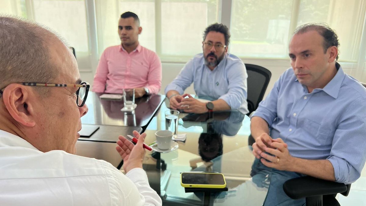 alejoeder's tweet photo. Primera reunión estratégica con @JEP_Colombia

Hablamos con el fiscal delegado Pablo González, sobre las oportunidades para liderar de manera ejemplar desde la @AlcaldiaDeCali los procesos de construcción de paz y de justicia restaurativa.

 ¡Queremos que las víctimas sean reparadas! #AlcaldeEder