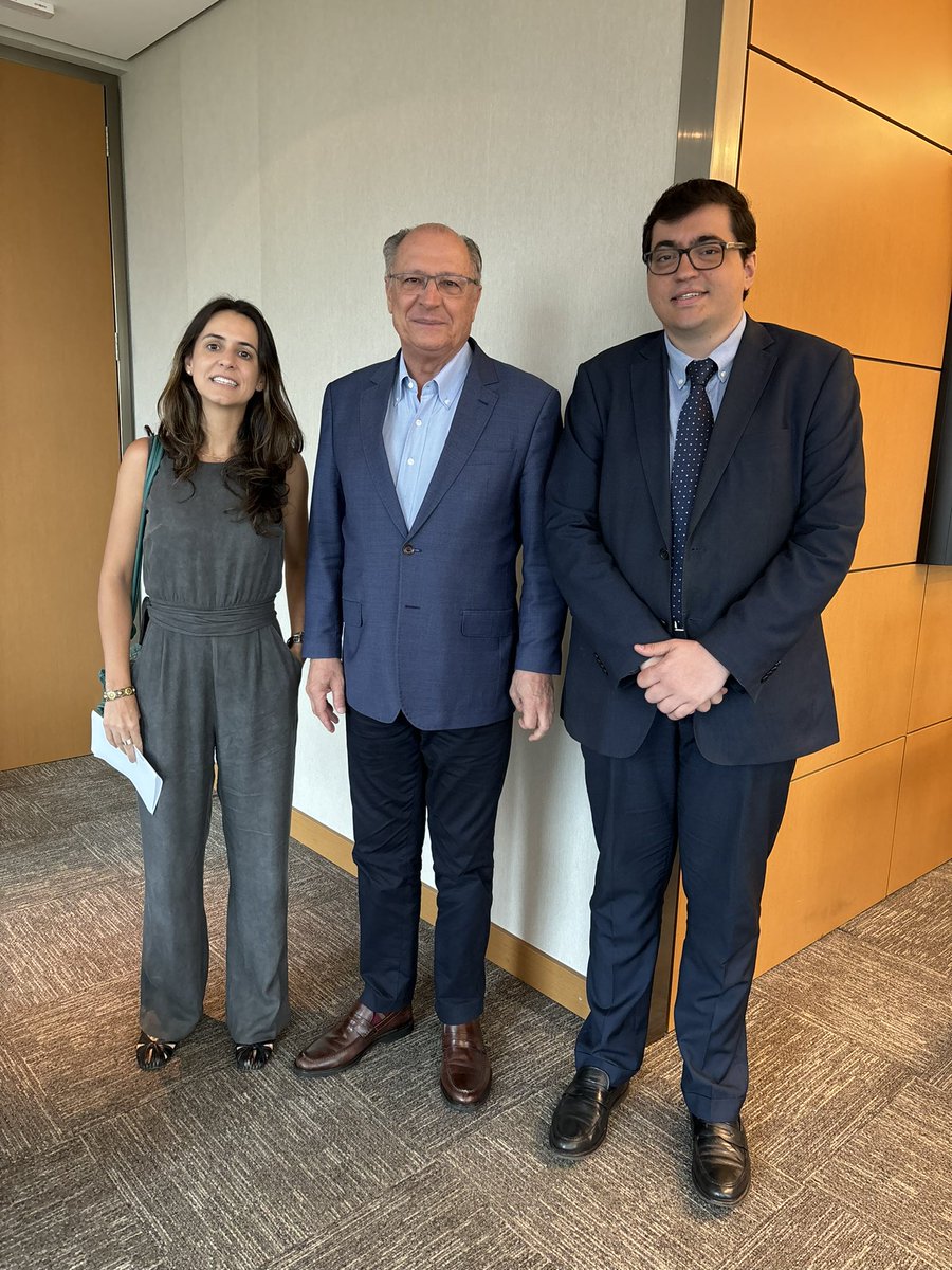 Visitei, nesta manhã, o Vice-Presidente <a href="/geraldoalckmin/">Geraldo Alckmin 🇧🇷</a>, acompanhado pela estrategista de inflação e sócia da <a href="/warrenbrasil/">Warren Investimentos</a>, <a href="/deiavg/">Andréa Angelo</a>. Uma excelente conversa sobre a conjuntura política e econômica e a agenda do Ministério do Desenvolvimento, Indústria e Comércio.