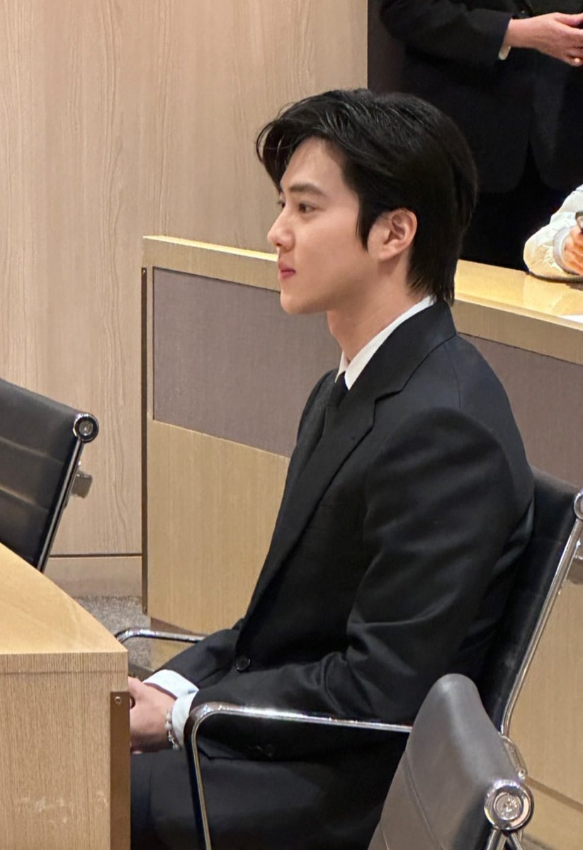 exoh_sarang's tweet photo. That's my lawyer y'all, i am not going to jail 🙏🏻 https://t.co/GZ9orxxZ0E