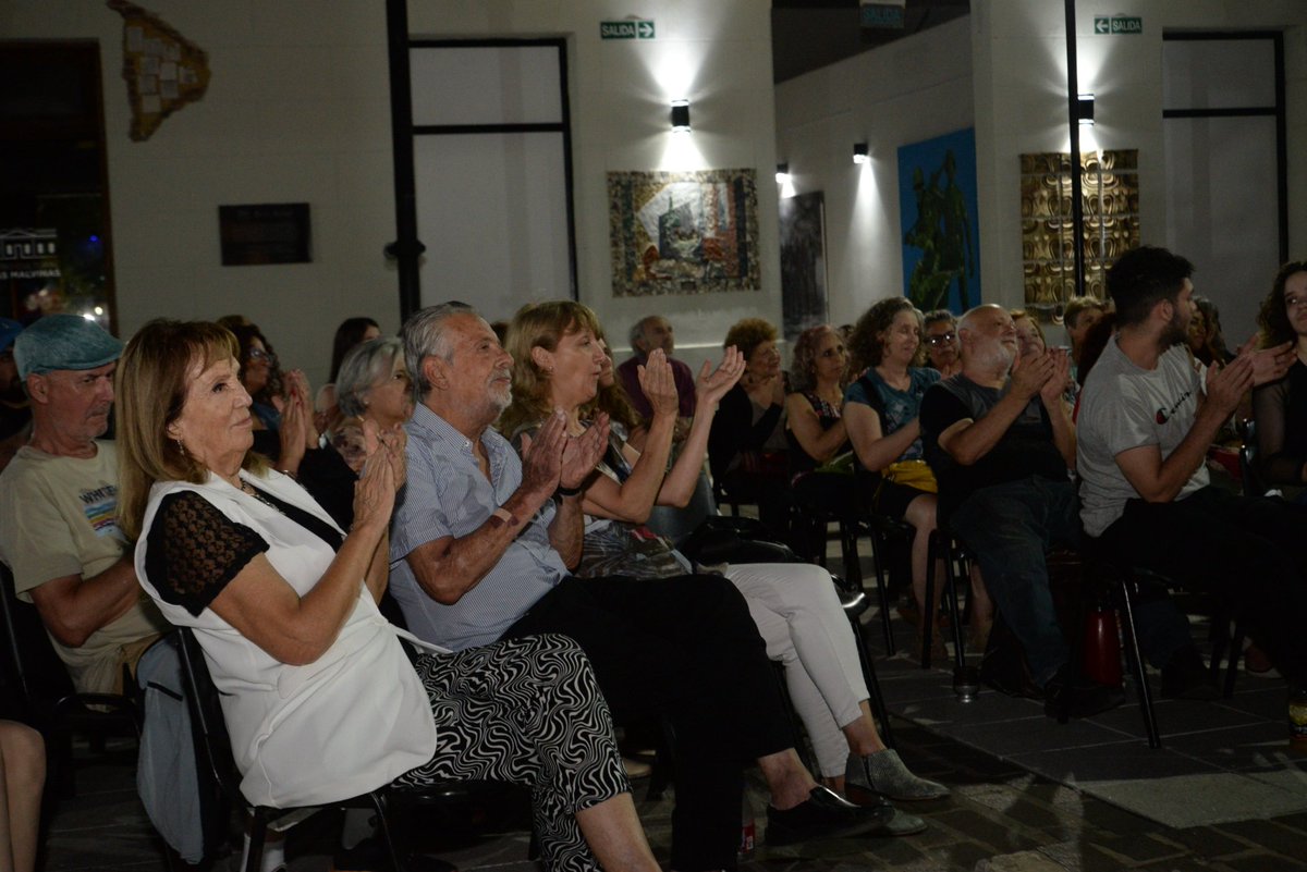 Así vivimos el primer encuentro de Cuentos bajo la luz de la luna 🌙

Los esperamos el próximo jueves a las 20 en el Centro Cultural Islas Malvinas 🩵