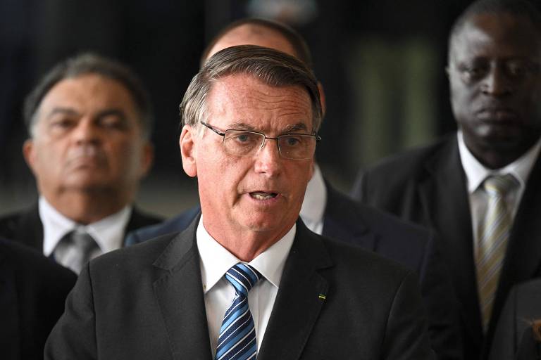 ELE NÃO MORDEU A ISCA

É certo que há um monte de (parafraseando Guerra Junqueiro) "funâmbulos da cruz" que se aproveitaram (e ainda o fazem) do momento apoteótico de <a href="/jairbolsonaro/">Jair M. Bolsonaro</a> no Brasil para "surfar" na onda do momento e ganhar alguma notoriedade.
Parte deles ainda estão
