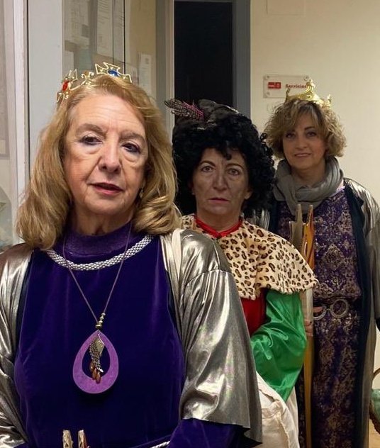 mostolestoday's tweet photo. La mujer del Baltasar de Almeida se pasó la tarde de ayer por la sede del @PSMostoles 🤴👸

¡Felices #REYES2024 vecinos! https://t.co/0aK87YbBuM