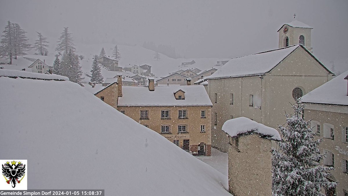 Alpenweerman's tweet photo. Het wil nog maar niet lukken met de koudere lucht in #Oberwallis. Actueel in Termen lichte regen en 3.5°C #SVG nog op circa 1600m. Tegelijkertijd niet ver hier vandaan aan de andere kant van de #Simplonpas met de #Stau sneeuw tot 800 meter en volop winters.
📷 #Simplondorf (1500m)