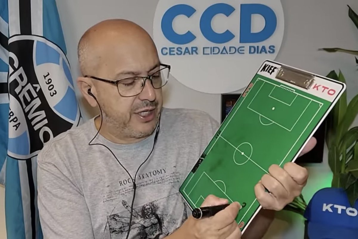 ColpoLucao's tweet image. Um cidadão que jogou com Lins e Viçosa uma Libertadores, ta com uma prancheta falando do Grêmio!

E tem idiotas vendo!

🤮