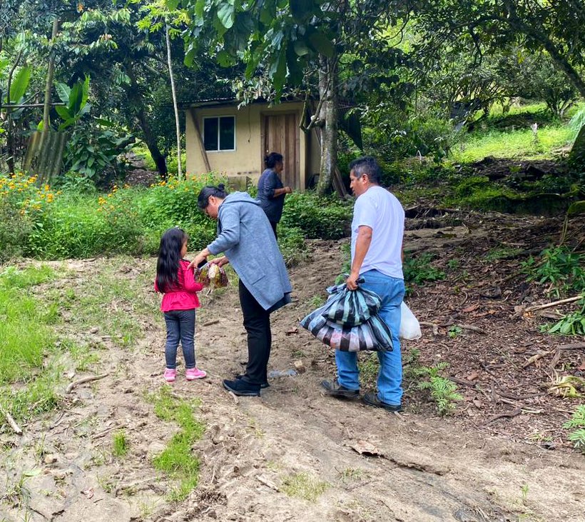 DHumanoEc's tweet photo. #Cotacachi | Entregamos kits de alimentos, vestimenta y menaje de cocina a 12 familias que fueron afectadas en las parroquias de Peñaherrera, Vacas Galindo y Apuela, a causa de los deslaves registrados por la fuerte época invernal. https://t.co/GgJvkM1mCn
