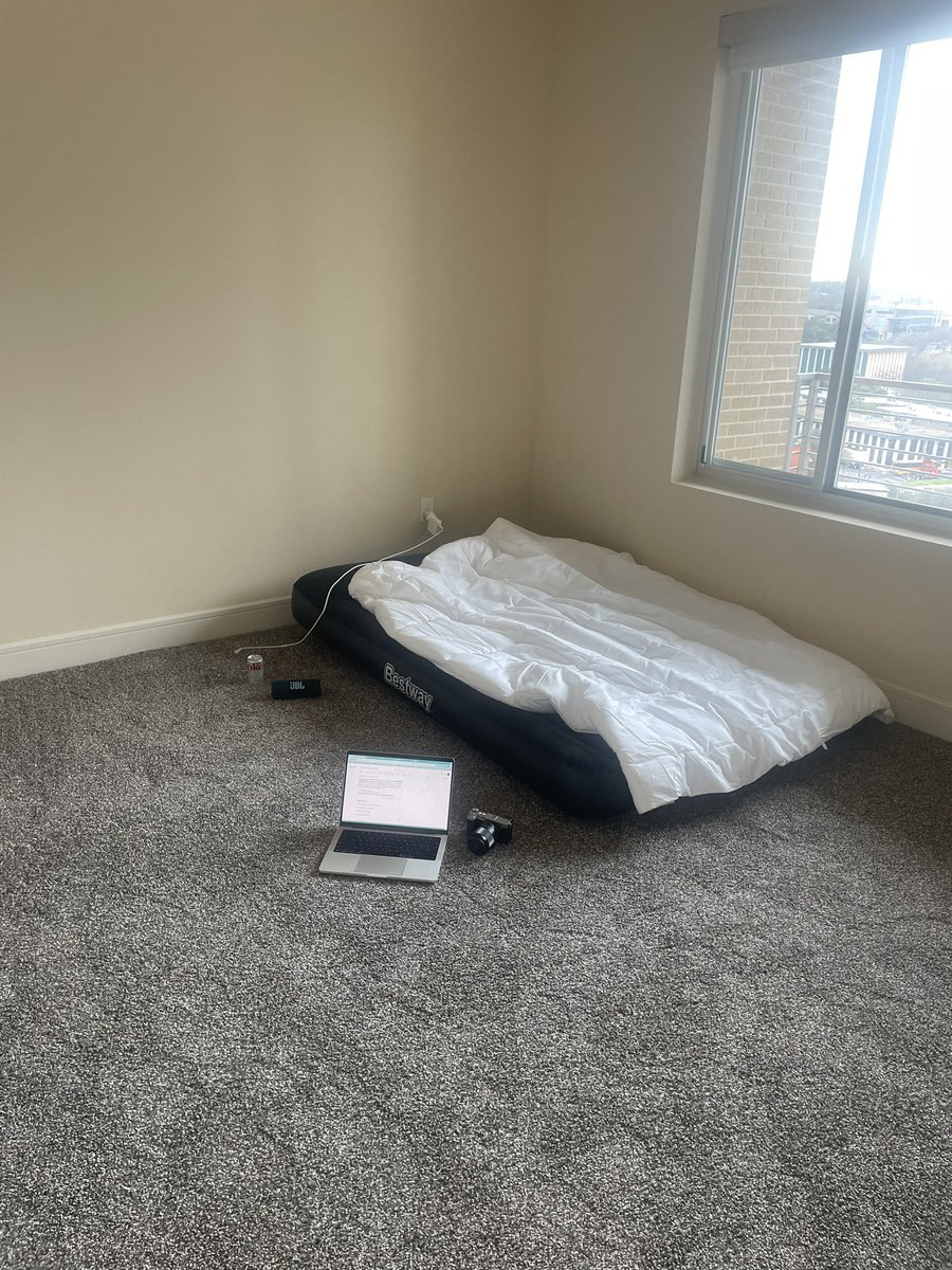 TheSpiffingBrit's tweet photo. Youtuber's Bedrooms come in two flavours
There is no middle ground. https://t.co/byRid41bpp