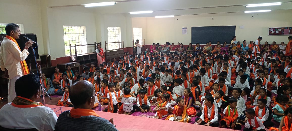 SewagathaK's tweet photo. RSS ನ ಕರ್ನಾಟಕದ ದಕ್ಷಿಣ ಪ್ರಾಂತದ ವಿವಿಧ ಸ್ಥಾನಗಳಲ್ಲಿ ಡಿಸೇಂಬರ್ 25ರಂದು ಏರ್ಪಡಿಸಲಾಗಿದ್ದ 'ಬಾಲಸಂಗಮದಲ್ಲಿ' ಸೇವಾ ಬಸತಿಯ 8,387 ಮಕ್ಕಳು ವಿವಿಧ ಸ್ಪರ್ಧೆಗಳಲ್ಲಿ ಭಾಗವಹಿಸಿ ತಮ್ಮ ಪ್ರತಿಭಾ ಪ್ರದರ್ಶನ ಮಾಡಿದರು. ಭಾಗವಹಿಸಿದ್ದ ಅಷ್ಟೂ ಮಕ್ಕಳೂ ಬಹುಮಾನವನ್ನೂ ಪಡೆದು ಸಂತೋಷದಿಂದ ಮನೆಯತ್ತ ಹೆಜ್ಜೆ ಹಾಕಿದರು

#ಬಾಲ_ಸಂಸ್ಕಾರ_ಕೇಂದ್ರ 
#RSS https://t.co/KE7jG0YgWj
