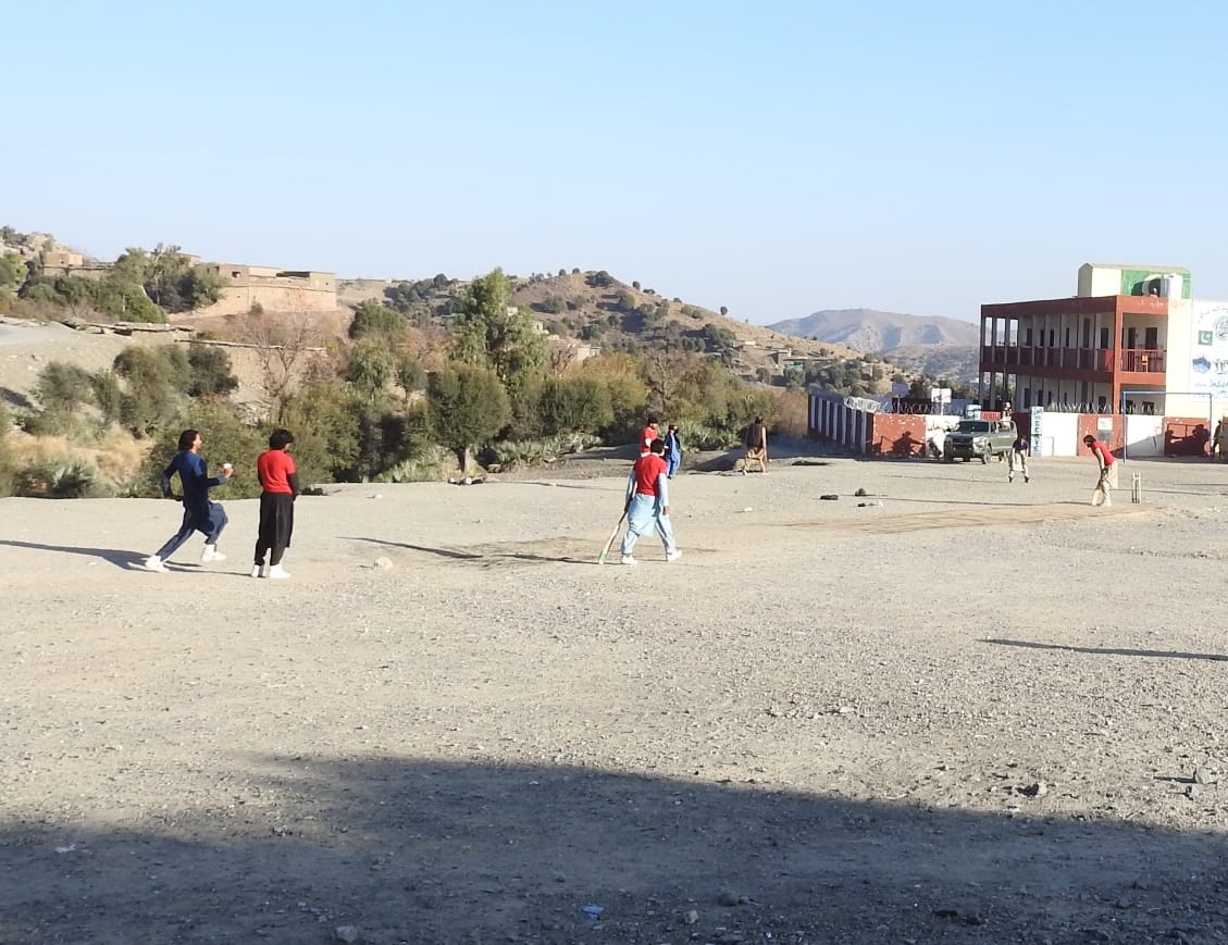 HamdUllahWazir's tweet photo. #DewagarUnit arranged a cricket match amongst local teams of Dewagar, a large number of crowd witnessed the match, Match lasted for 2 hours and in the end Team #Shinakas was the winner, awarded with Trophy, Army will keep on putting such efforts to promote #Sports Culture in AOR. https://t.co/KmQYeFwxj4