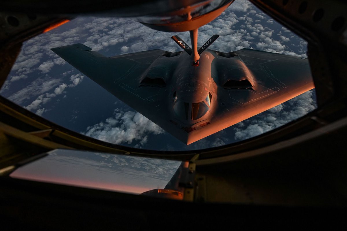 #ICYMI @usairforce B-2 Spirits assigned to @Whiteman_AFB ✈️conducted a flight from their home station to a training area over the North Sea, linking with @RoyalAirForce🇬🇧F-35 Lightning II’s during a scheduled Bomber Task Force mission. #StrongAndStrategic bit.ly/3NQL8mi