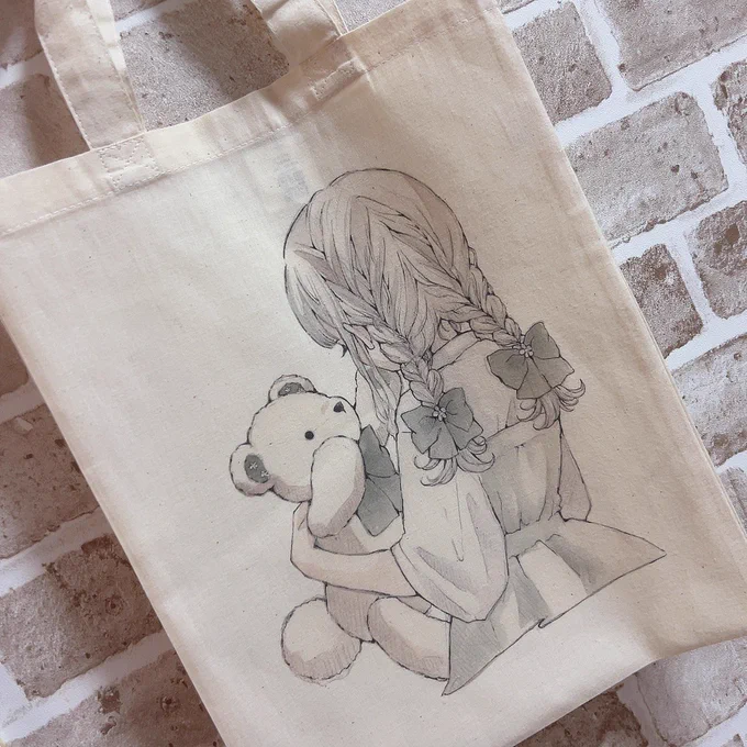 ポストカードと缶バッジ以外の現物載せておきますね🫶
クリアファイルは表面がイラストじゃない部分が透過されてます! 