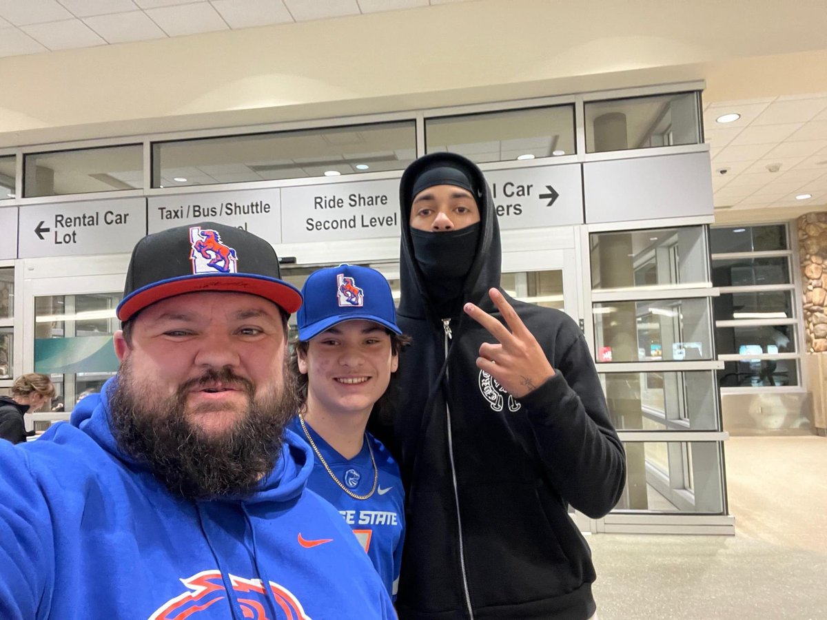 BN_Updates's tweet image. Thank you so much, Bronco Nation faithful, for giving the highest ever rated student athlete 5⭐️ USC Transfer QB Malachi Nelson a warm welcome to Boise. Forty to fifty of you showed up and gave him and his family a lot of love. Had a wonderful conversation with this incredible…