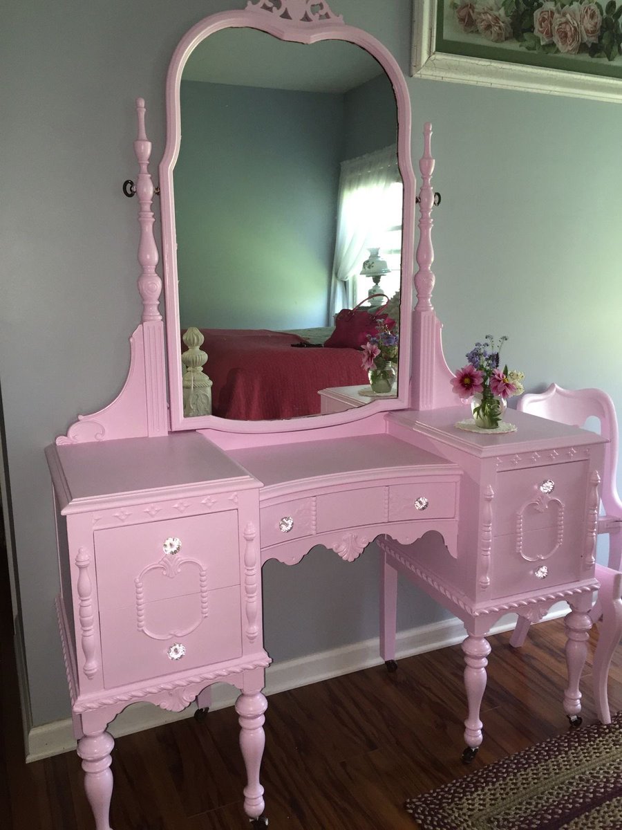 strawbunnybisou's tweet photo. this vanity is literally so princessy and dreamy https://t.co/DbuRkcmJnf