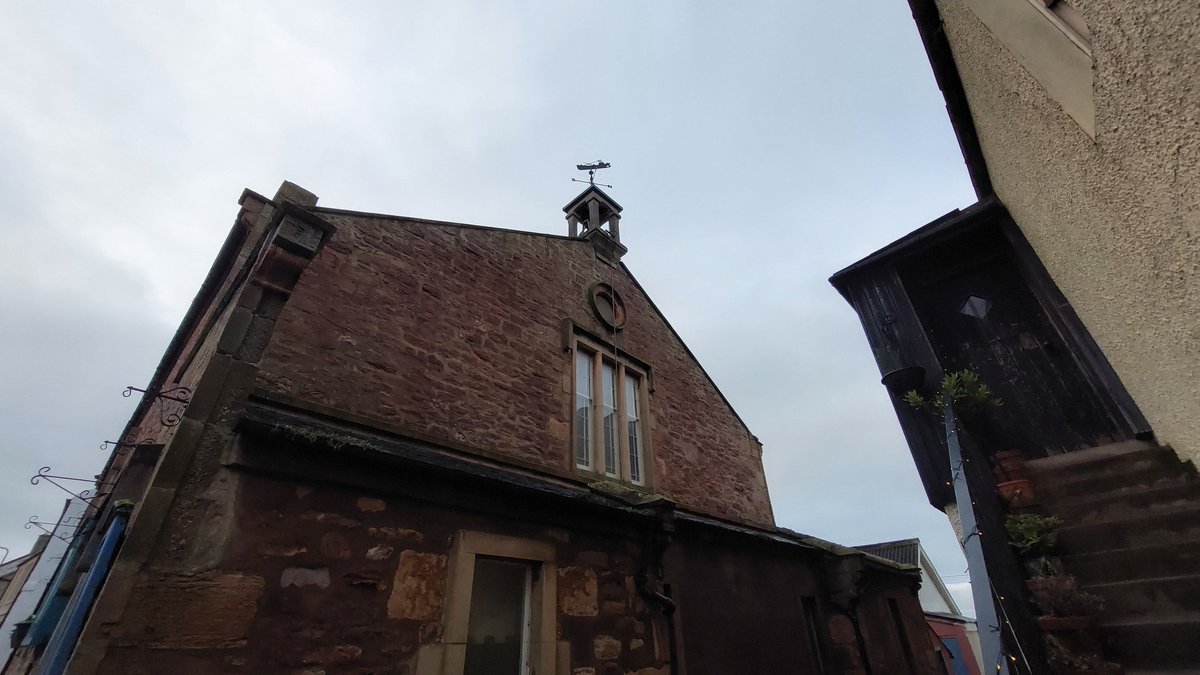 aljaroo1874's tweet photo. Whilst on a wee run this afternoon, I spotted a ship on top of the #Weathervane. #Cockenzie not #Edinburgh @SecretEdin. Also, has the #BellRope travelling down from the #Belfry on the outside... is that a common thing, @cocteautriplets?
#LookingUp #LookAndSee 
#UnusualSpots https://t.co/8qubijhNlF