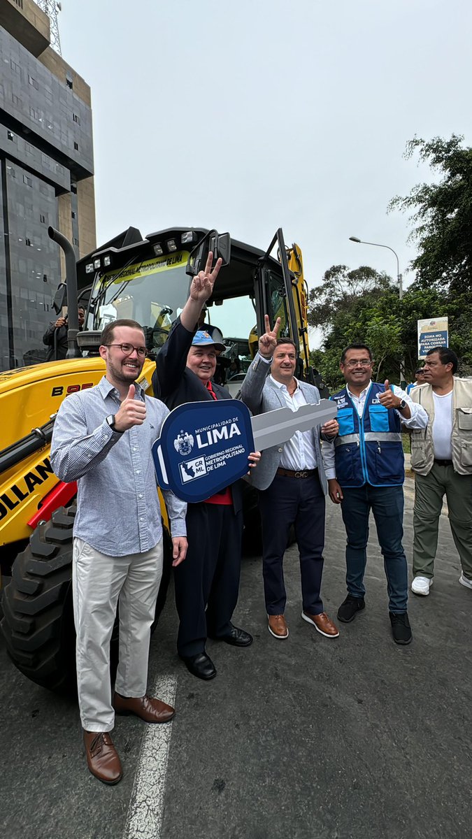 AlejandroCavero's tweet photo. Nuevas maquinarias para Lima 🚜✅

Ayer acompañamos al alcalde de Lima @rlopezaliaga1 en la entrega de 24 unidades de maquinaria pesada para enfrentar El Niño y construir muros de contención en zonas vulnerables. Esta fue adquirida con ahorro corriente de la @MuniLima. Sigamos trabajando en conjunto entre el gobierno local y el Congreso para sacar adelante a nuestra ciudad y al Perú 🙌🏼🇵🇪