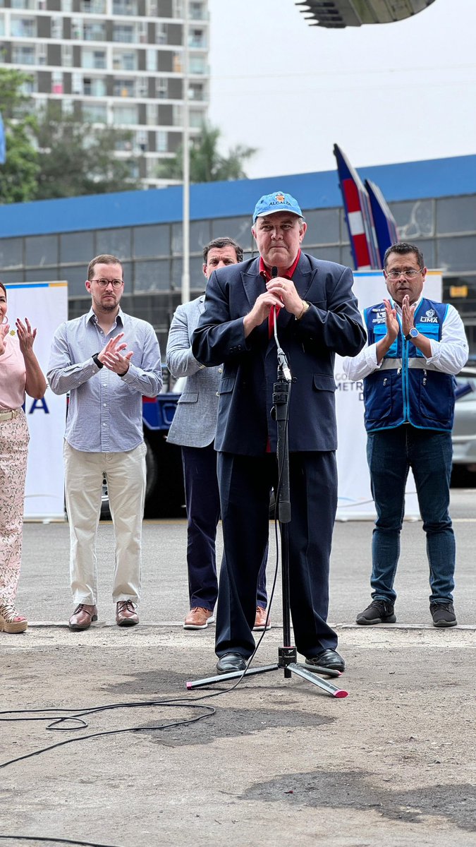 AlejandroCavero's tweet photo. Nuevas maquinarias para Lima 🚜✅

Ayer acompañamos al alcalde de Lima @rlopezaliaga1 en la entrega de 24 unidades de maquinaria pesada para enfrentar El Niño y construir muros de contención en zonas vulnerables. Esta fue adquirida con ahorro corriente de la @MuniLima. Sigamos trabajando en conjunto entre el gobierno local y el Congreso para sacar adelante a nuestra ciudad y al Perú 🙌🏼🇵🇪