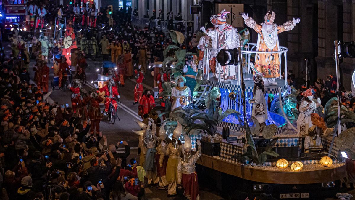 EmbSpainUK's tweet photo. Tonight is a very special night for the little (and not so little) ones in the house. The Three Wise Men leave their gifts for them during the night, but not before making the typical parade so that people can meet and greet them. #Cabalgata 👑🎁 https://t.co/Dw2jGxR0q3