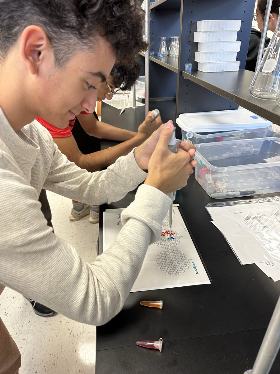 Mrs_Sforza's tweet photo. 🌈 Science Research 10 students mastered micropipetting skills through STEAM, creating vibrant colors and designing unique patterns. 👩‍🔬🎨 The future of science and innovation is in their hands! #ScienceEducation #STEAM #ScienceSkills @klibertini2 https://t.co/mvRzbg1uMA