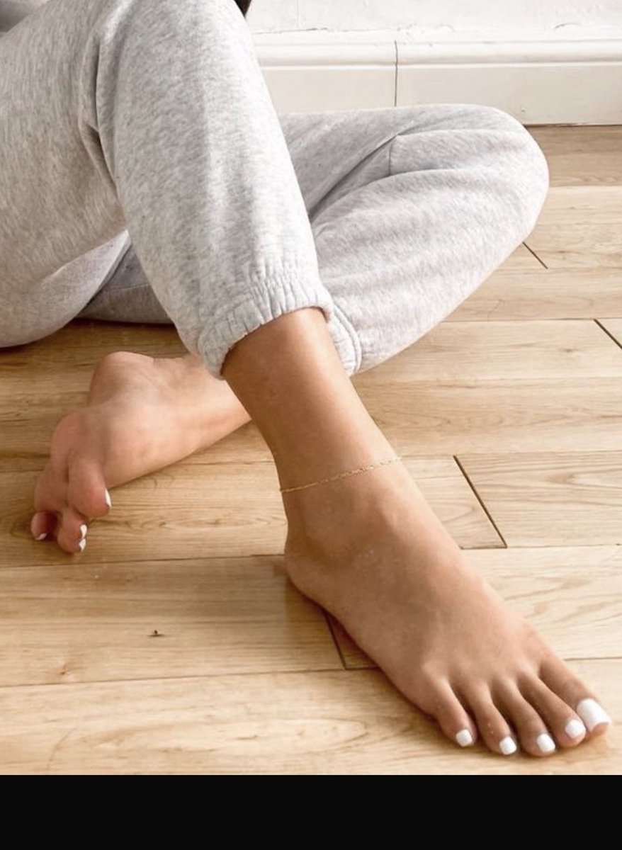 toegallery_'s tweet photo. White and gray looks good on her #feet #toes #Baddie #whitetoes https://t.co/WxJ9bMgrLf