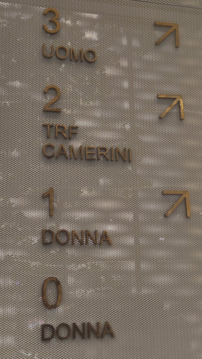 Primo giorno di saldi. Roma, Via del Corso, negozio di <a href="/ZARA/">ZARA</a> . Per facilitare ricerca per un eventuale cambio, in luogo dello scontrino cortesia alla cassa chiedono il numero di telefono che viene spiattellato in bella vista sul display. Alla faccia della #Privacy @prevenzione