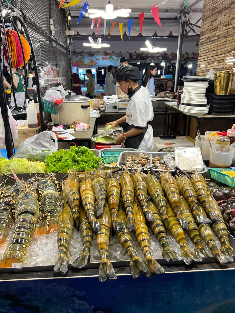 Hoofman171's tweet photo. the street ratchada night market https://t.co/I99DcSG7Np