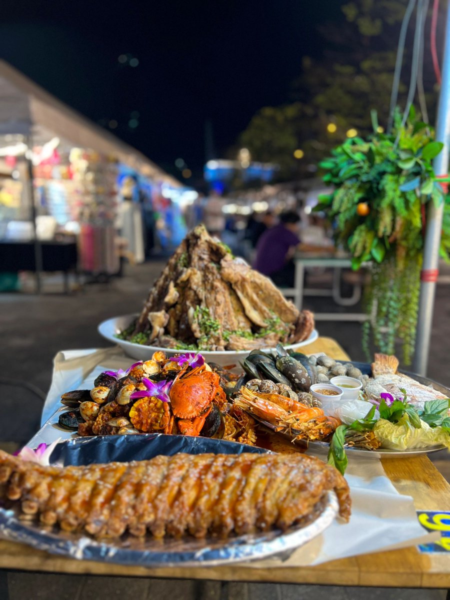 Hoofman171's tweet photo. the street ratchada night market https://t.co/I99DcSG7Np