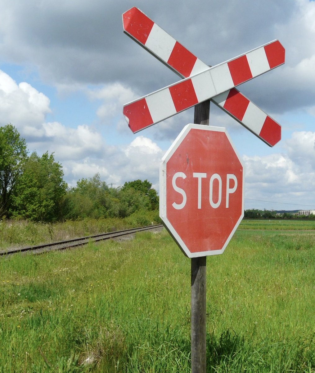 #oxfordopp has been made aware of the railway crossings in #TownofIngersoll currently malfunctioning. There has been a stop train order issued by #cprail and #cnrail to ensure public safety. There may be delays around railway crossings until repired. Updates to follow. ^rc