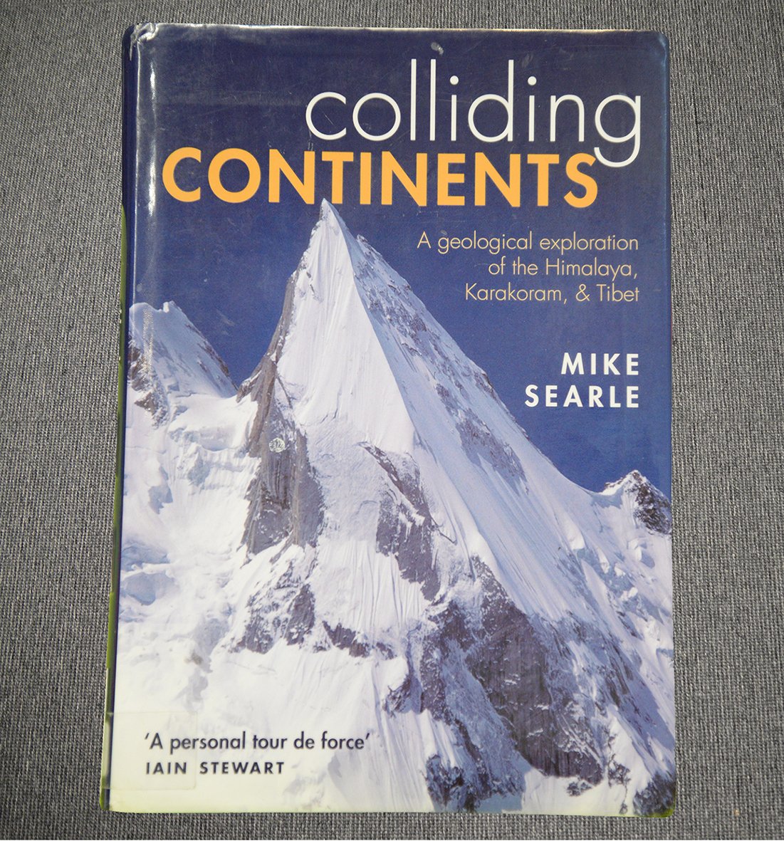 OxUniEarthSci's tweet photo. Mike Searle published this beautifully illustrated book in 2013. It is often out on loan when our department librarian Elizabeth tries to put it on display for open days! #LibraryFriday https://t.co/z8YsE336at