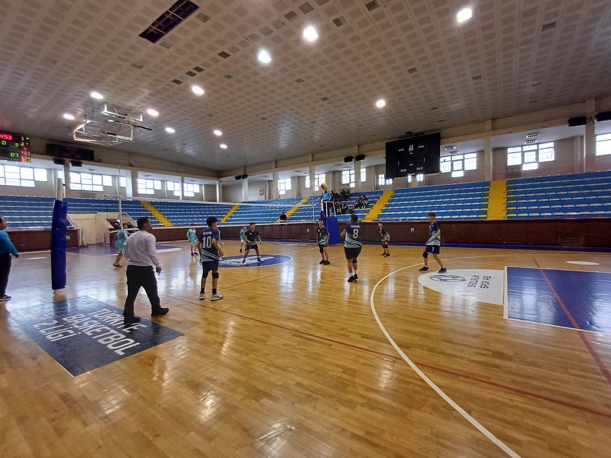 HakkiPinarOkulu's tweet photo. Okul sporları kapsamında düzenlenen voleybol müsabakalarında ,Yıldızlar  Voleybol Erkek  Takımımız ilk maçını 3-0 kazanarak grupta avantaj elde etti. Tebrikler Çocuklar.👏👏
@yakupyildiz024 
@Erzurum_Mem 
@AskaleKaymkmlg 
@K_Karali25 
@askalemem25 https://t.co/O9Kh71krVf