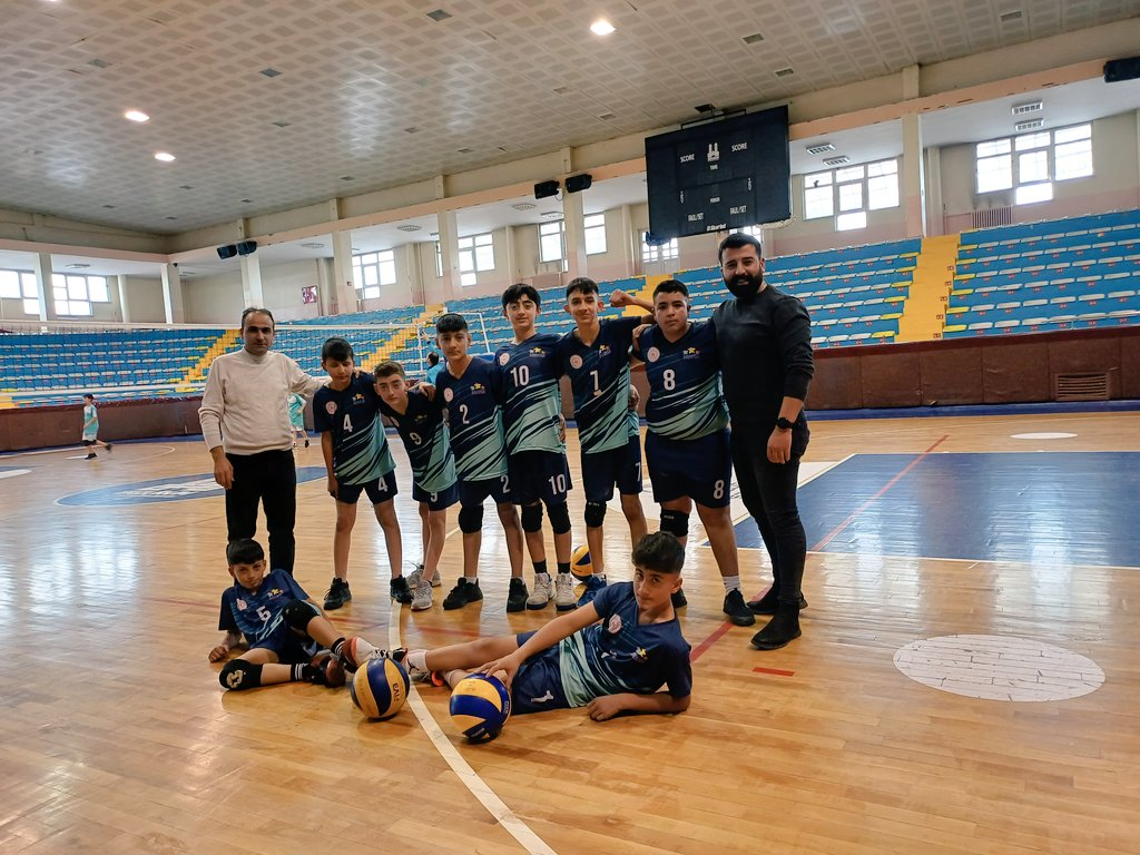 HakkiPinarOkulu's tweet photo. Okul sporları kapsamında düzenlenen voleybol müsabakalarında ,Yıldızlar  Voleybol Erkek  Takımımız ilk maçını 3-0 kazanarak grupta avantaj elde etti. Tebrikler Çocuklar.👏👏
@yakupyildiz024 
@Erzurum_Mem 
@AskaleKaymkmlg 
@K_Karali25 
@askalemem25 https://t.co/O9Kh71krVf
