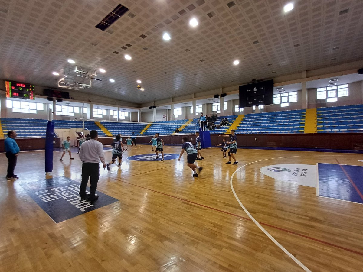 HakkiPinarOkulu's tweet photo. Okul sporları kapsamında düzenlenen voleybol müsabakalarında ,Yıldızlar  Voleybol Erkek  Takımımız ilk maçını 3-0 kazanarak grupta avantaj elde etti. Tebrikler Çocuklar.👏👏
@yakupyildiz024 
@Erzurum_Mem 
@AskaleKaymkmlg 
@K_Karali25 
@askalemem25 https://t.co/O9Kh71krVf