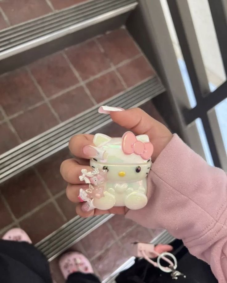 heartipink's tweet photo. hello kitty airpods case https://t.co/DM0RRRRxAZ