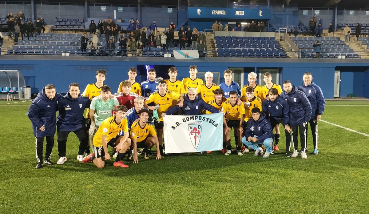 cantpicheleira's tweet photo. 📸 UNHA FOTO PARA A HISTORIA

🙌🏻 Xa na casa e con outra perspectiva, só podemos seguir manifestando o orgullo que nos produce todo o plantel do 𝐗𝐔𝐕𝐄𝐍𝐈𝐋 𝐀 para á @SD_Compostela e toda á @cantpicheleira!

📖✍🏻 Un feito que quedará marcado nos libros da historia branquiazul https://t.co/omDNSEutTD