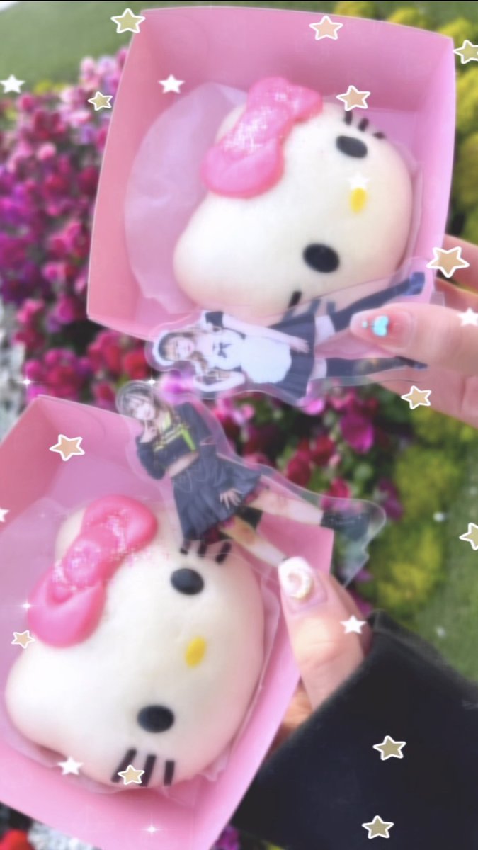 karin615panda's tweet photo. 年越しちゃってアセアセという感じ🐈⸒⸒⸒⸒
時差‼️‼️

2人で遊園地多分初だけど一生喋って食べたいもの全部食べて幸せ🌏✨💞 https://t.co/JebJLC8ckp
