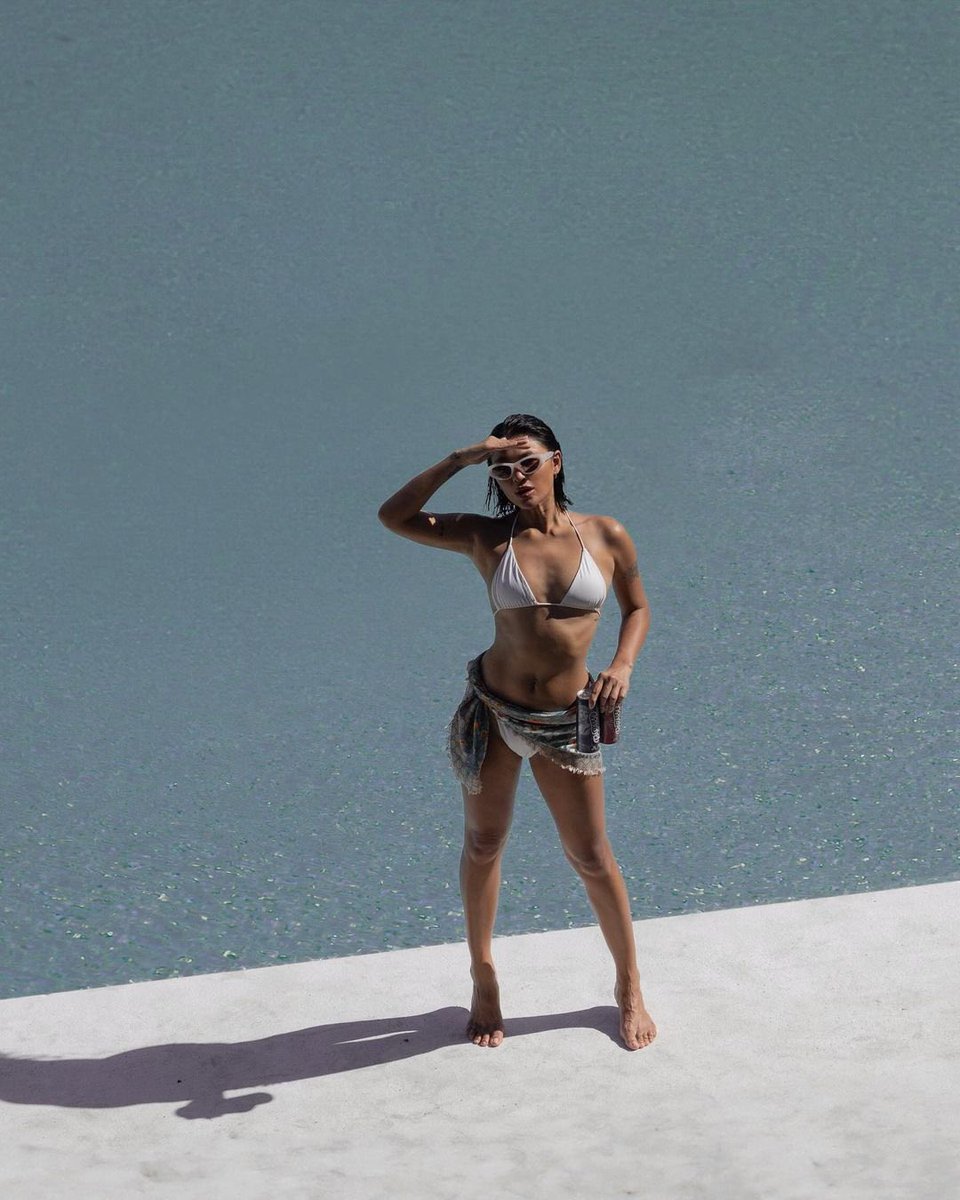 itgirlnadine's tweet photo. not the 2 cans of beer in one hand 😭 MOTHER! https://t.co/6jD6SrStw1
